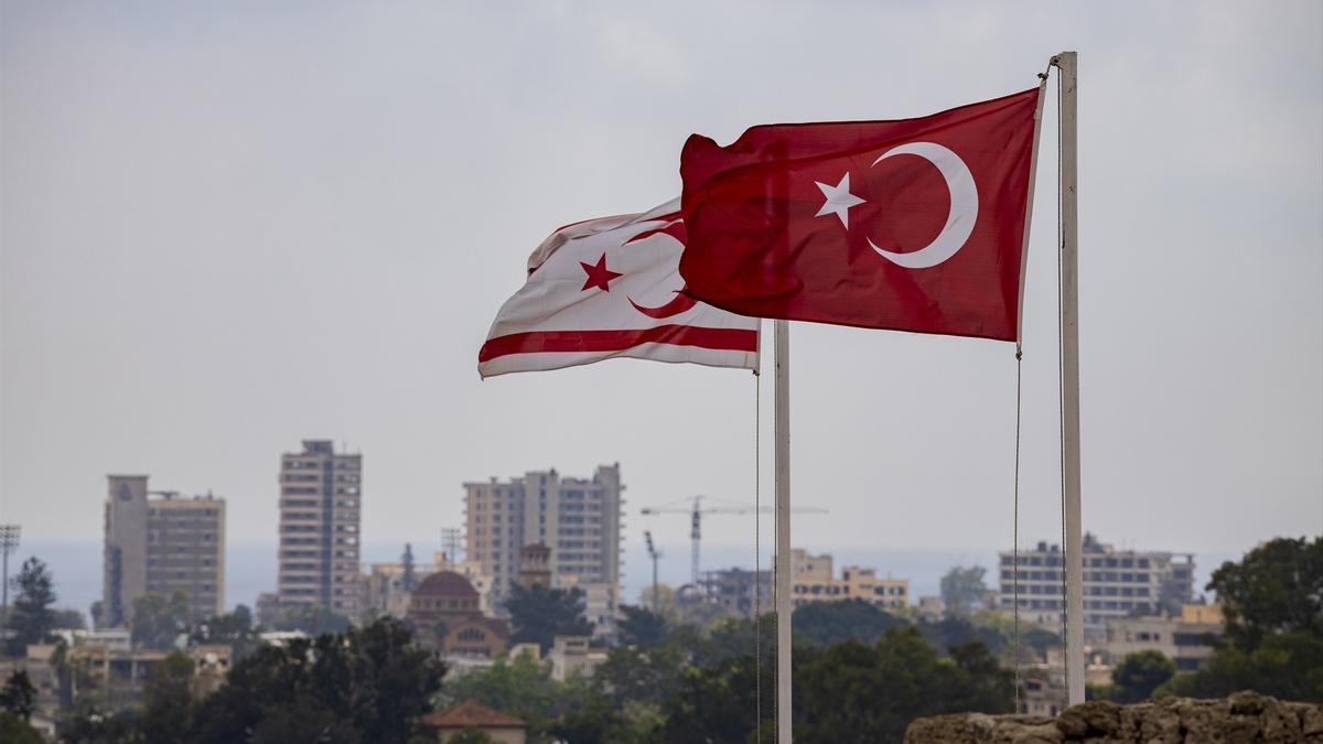 Banderas de Turquía y de la República Turca del Norte de Chipre.