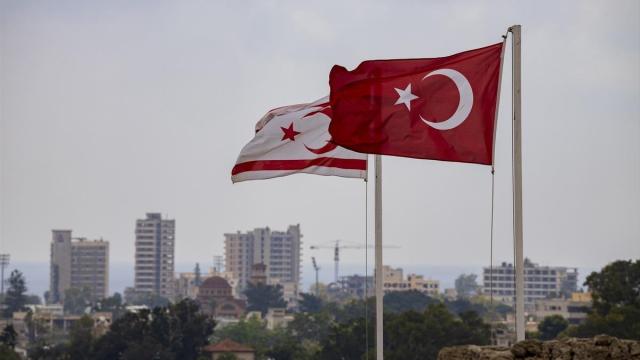 Banderas de Turquía y de la República Turca del Norte de Chipre.