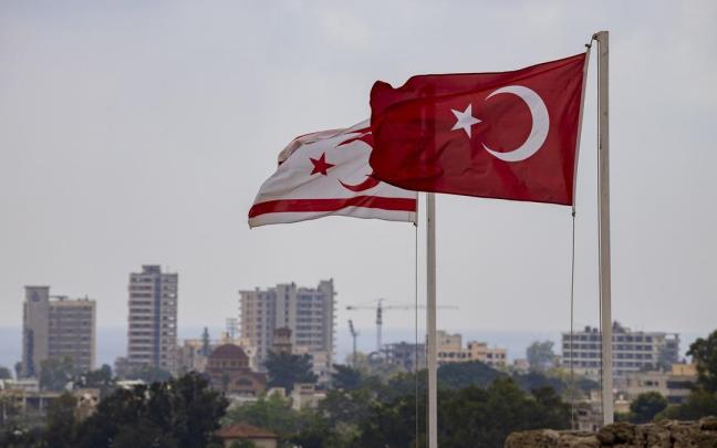 Banderas de Turquía y de la República Turca del Norte de Chipre.
