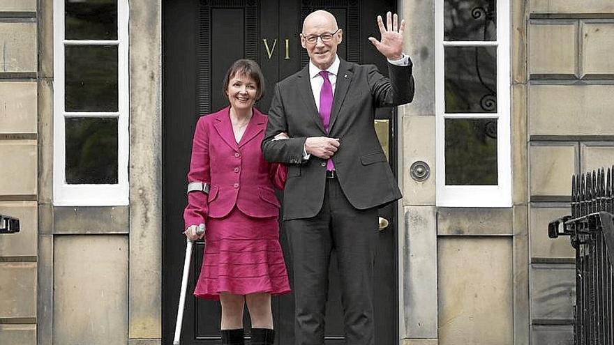 John Swinney y su mujer saludan desde Bute House.