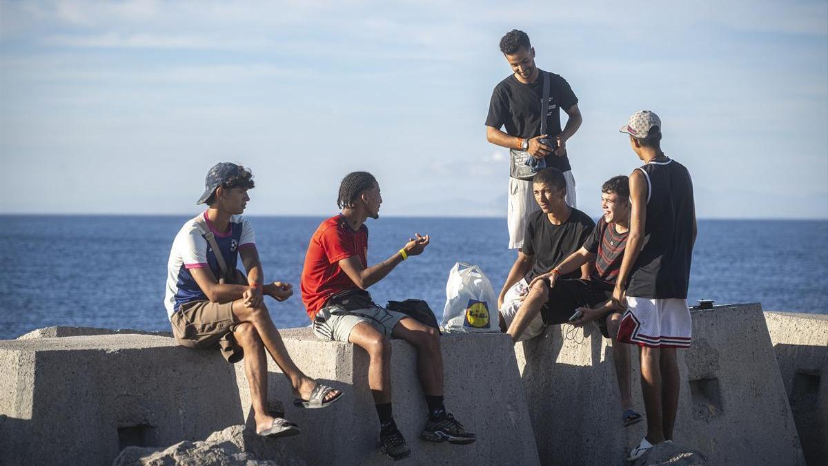 Varios migrantes en el Puerto de Poniente, Ceuta.