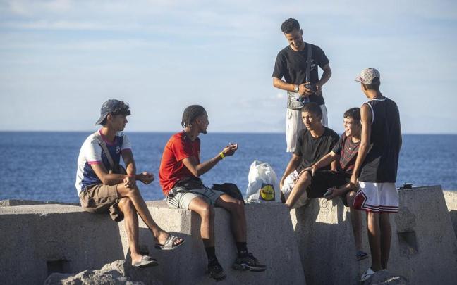Varios migrantes en el Puerto de Poniente, Ceuta.