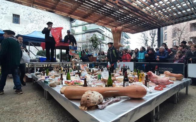 La subasta solidaria de Los Amigos de San Antón volvió a ser un éxito