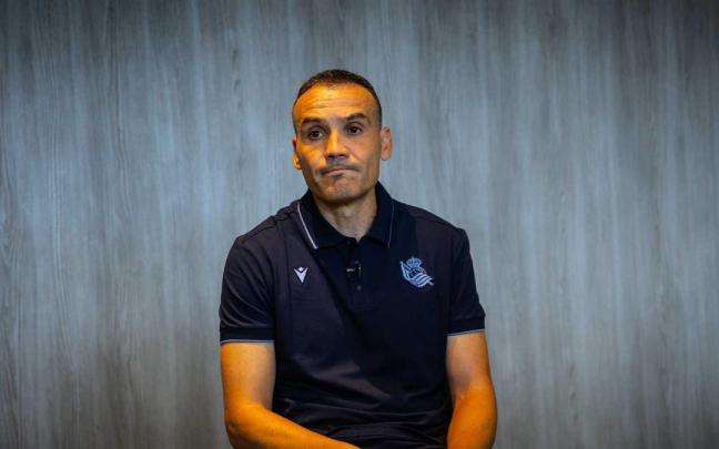 Sergio Francisco en una entrevista para los medios del club. REAL SOCIEDAD