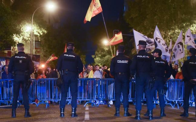 Cientos de personas se concentran por decimosexto día en Ferraz. Cientos de personas se concentran por decimosexto día en Ferraz.