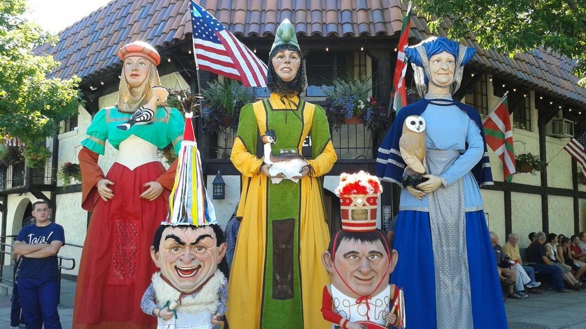 Los miembros de la comparsa Irrintzi fueron los primeros en llevar al Jailadi 2015 una exhibición de bailes de colosso