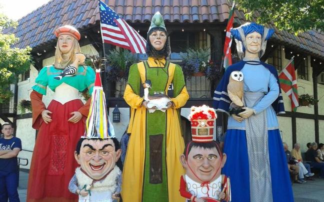 Los miembros de la comparsa Irrintzi fueron los primeros en llevar al Jailadi 2015 una exhibición de bailes de colosso