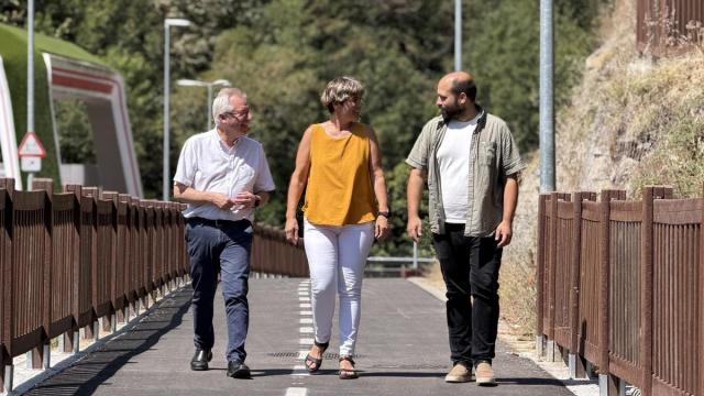 El diputado de Sostenibilidad, José Ignacio Asensio; la alcaldesa de Antzuola, Olatz Lezeta, y su homólogo bergararra, Gorka Artola, en la inauguración del tramo ejecutado por el ente foral.