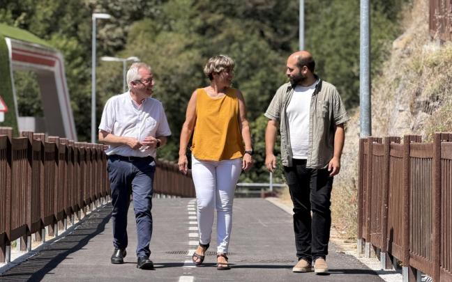 El diputado de Sostenibilidad, José Ignacio Asensio; la alcaldesa de Antzuola, Olatz Lezeta, y su homólogo bergararra, Gorka Artola, en la inauguración del tramo ejecutado por el ente foral.