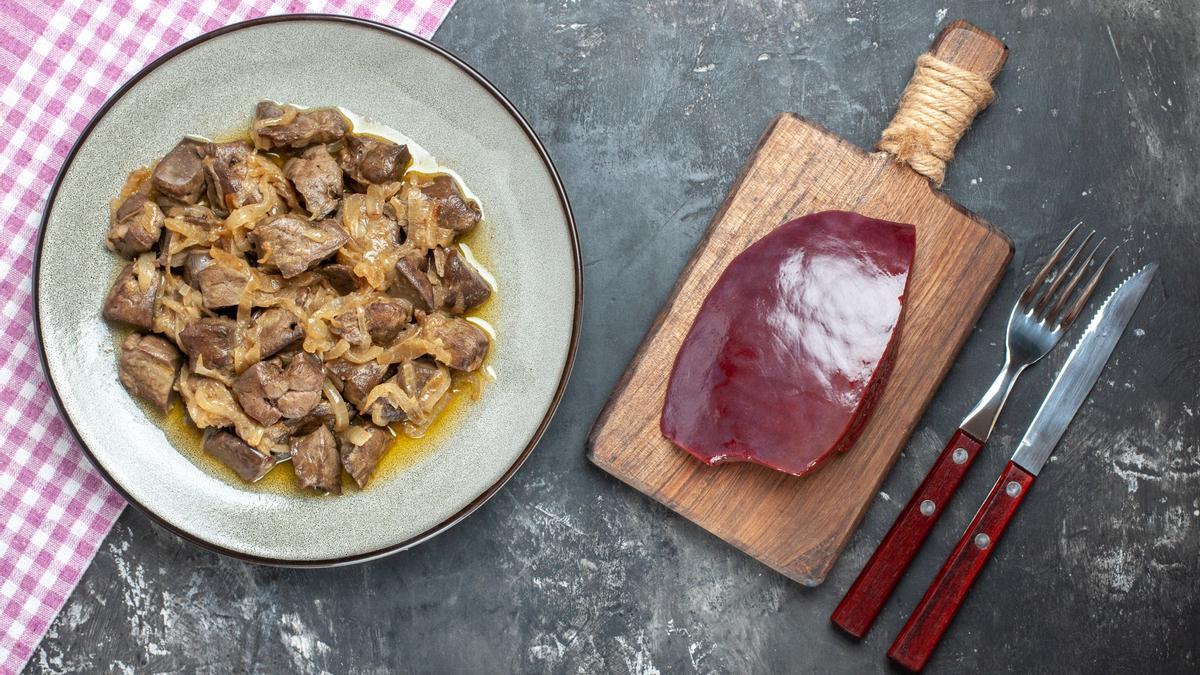 Hígado de cerdo encebollado.