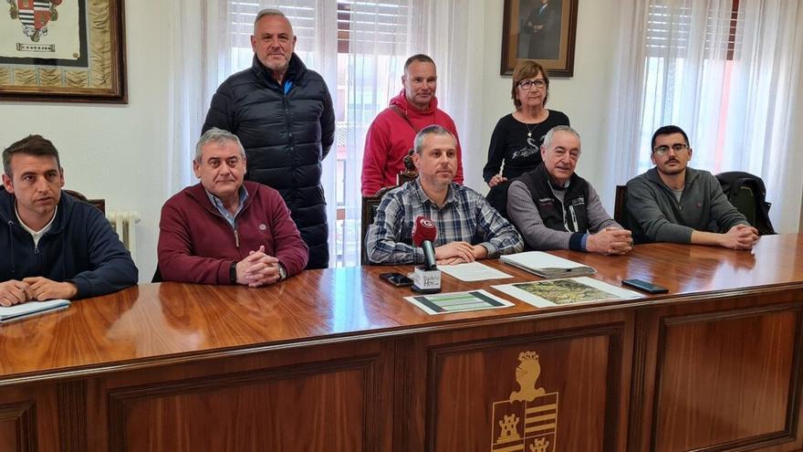 Representantes de bodegas, agricultura ecológica, cazadores, sindicato de riegos junto al alcalde (en el centro) en la rueda de prensa.