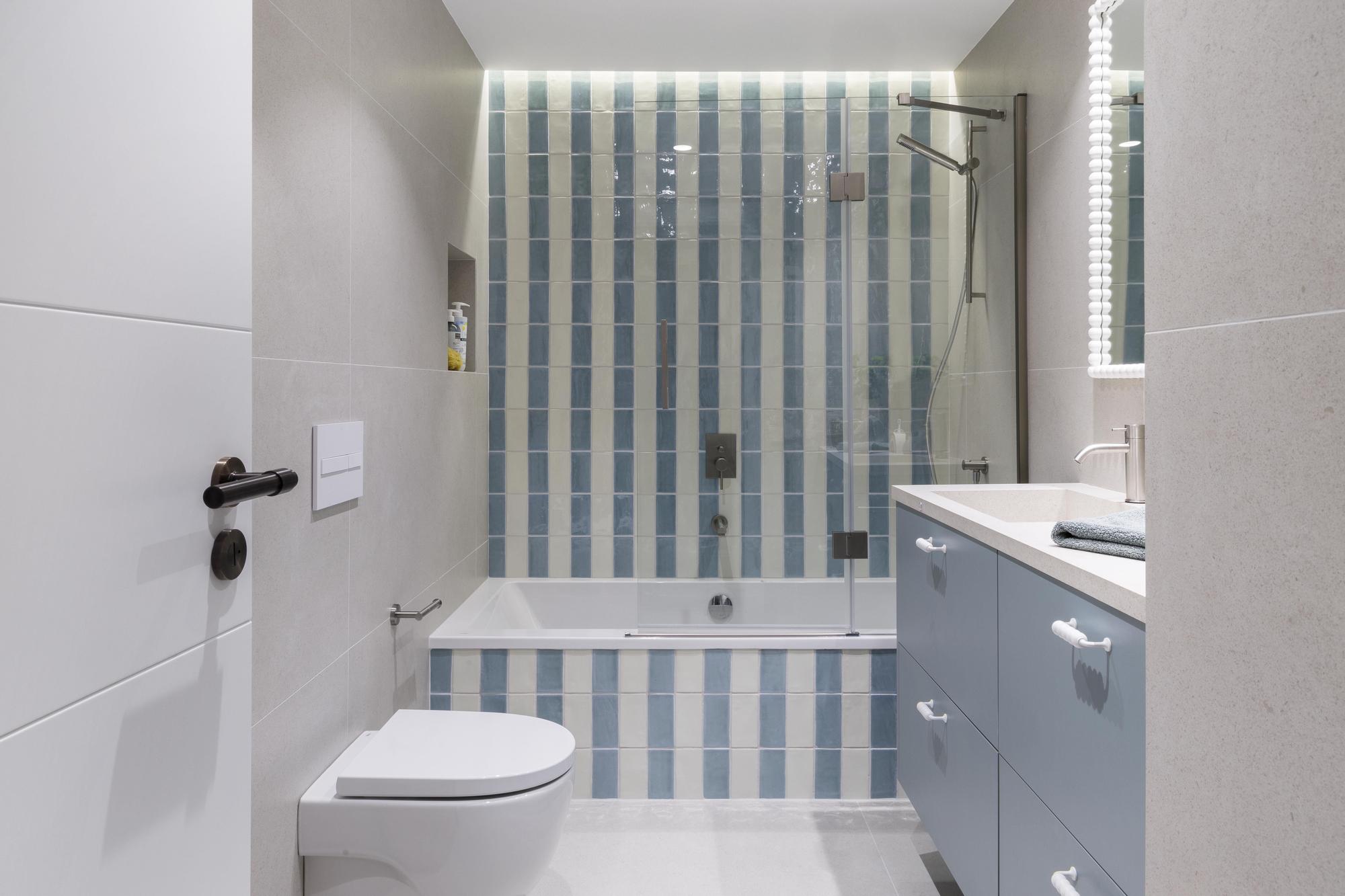 El baño, en tonos azules y blancos.