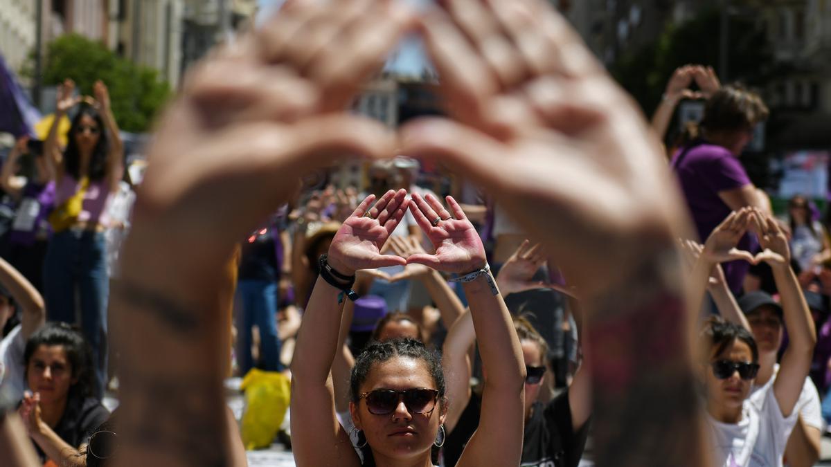 Varias mujeres realizan símbolo feminista con las manos