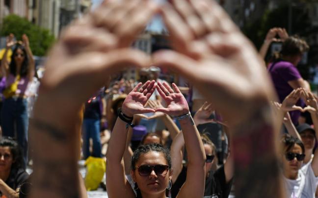 Varias mujeres realizan símbolo feminista con las manos Varias mujeres realizan símbolo feminista con las manos