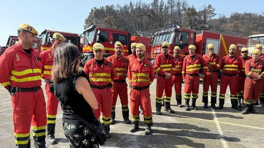 La ministra de Defensa, Margarita Robles, visita a los efectivos de la Unidad Militar de Emergencias en Ourense.