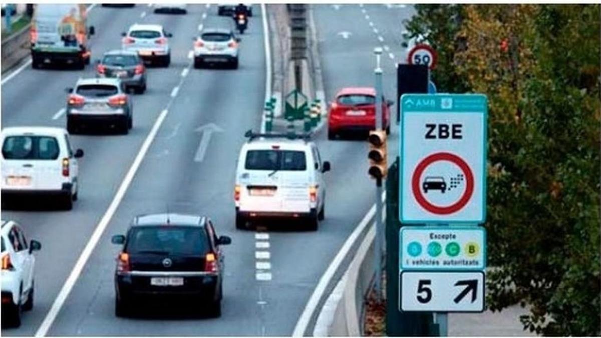 Un cartel que indica la entrada a la zona de bajas emisiones en Barcelona.