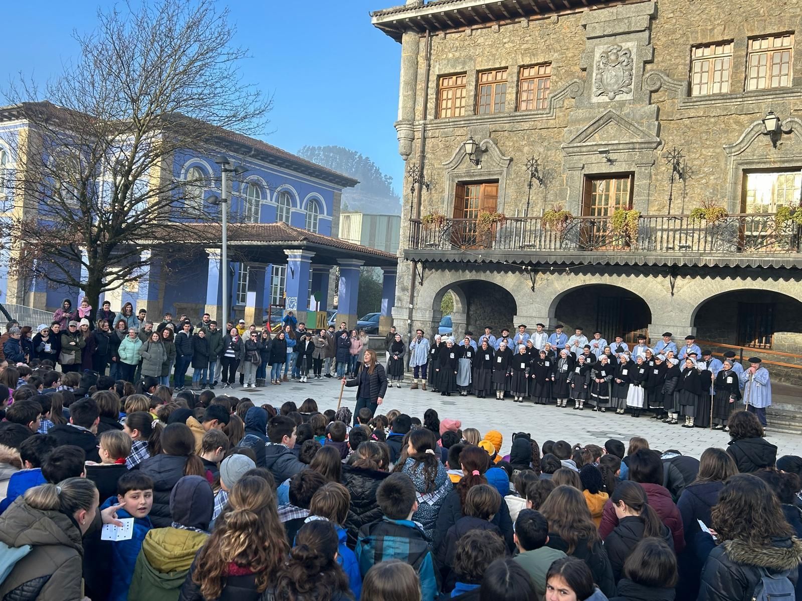 La agrupación coral en una de sus actuaciones por Santa Águeda