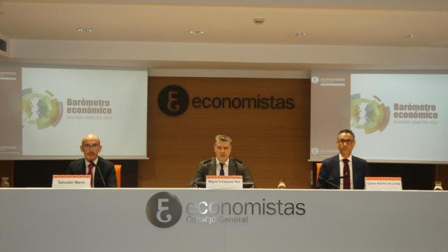 Salvador Marín, Miguel Ángel Vázquez Tain y Carlos Alonso de Linaje durante la presentación del 'Barómetro Económico' del segundo semestre de 2025.