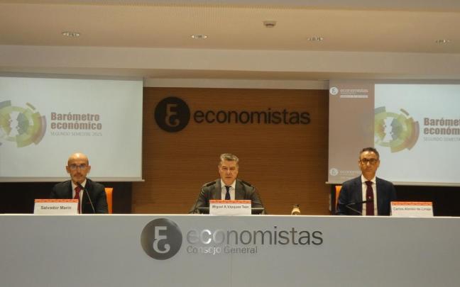Salvador Marín, Miguel Ángel Vázquez Tain y Carlos Alonso de Linaje durante la presentación del 'Barómetro Económico' del segundo semestre de 2025.