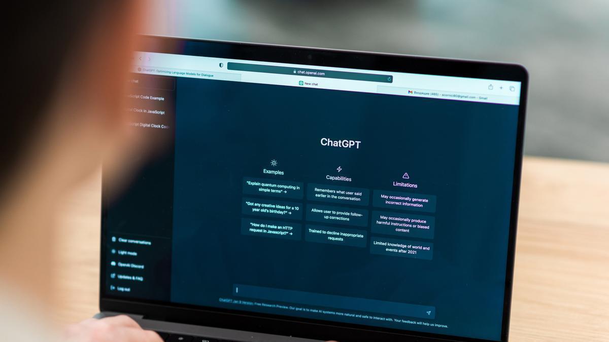 Un hombre abre una sesión de ChatGPT en su portátil.