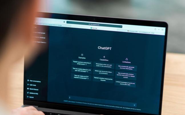 Un hombre abre una sesión de ChatGPT en su portátil.