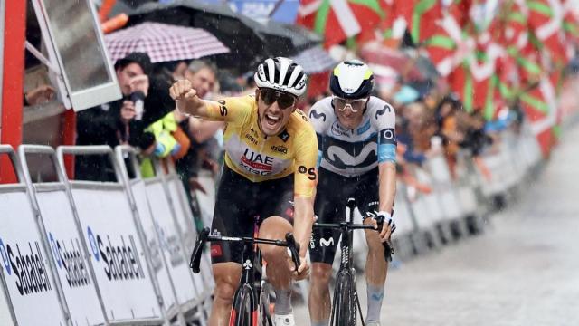 Joao Almeida, cruzando en primer lugar la meta de Eibar, por delante de Enric Mas, en la edición del año pasado.