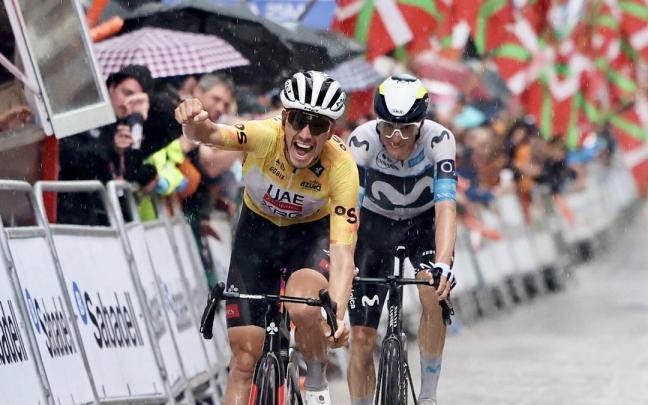 Joao Almeida, cruzando en primer lugar la meta de Eibar, por delante de Enric Mas, en la edición del año pasado.