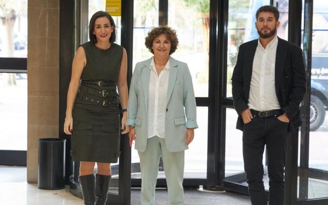 La coordinadora de Podemos Euskadi, Pilar Garrido, junto a los dirigentes David Soto y Garbiñe Ruiz.