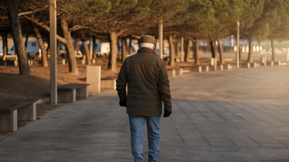 Imagen de archivo de un jubilado caminando.