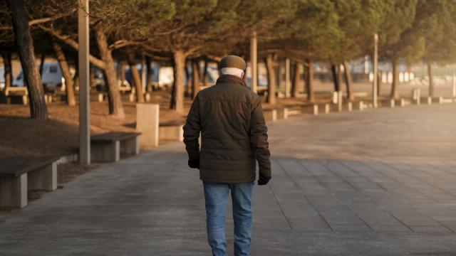 Imagen de archivo de un jubilado caminando.
