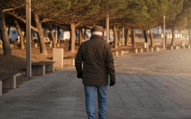 Imagen de archivo de un jubilado caminando.
