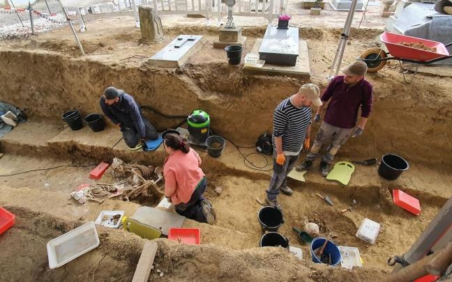 Trabajos de exhumación de una fosa común en una foto de archivo