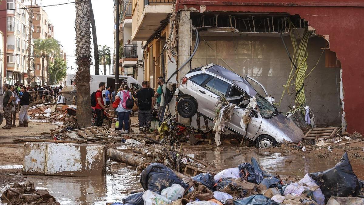 Varias personas limpian los estragos ocasionados por la DANA