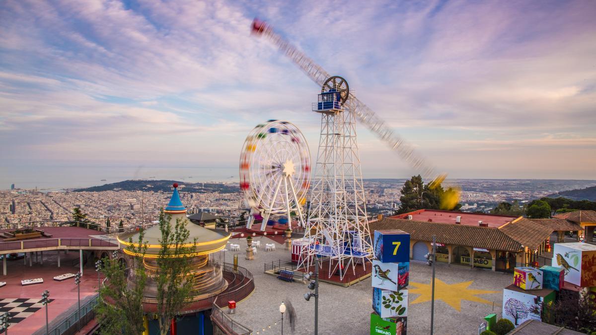 El parque de atracciones del Tibidabo, con Barcelona al fondo