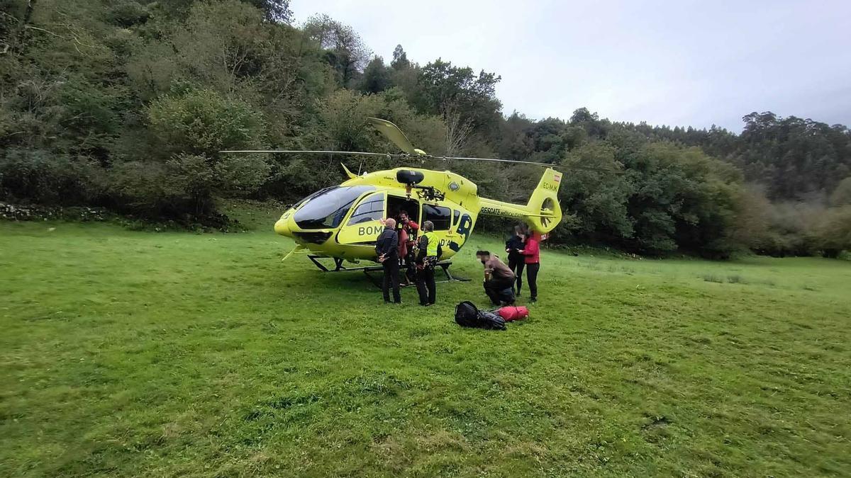 Rescatadas ilesas tres personas atrapadas por la crecida del río en la Cueva del Tinganón en Ribadesella.