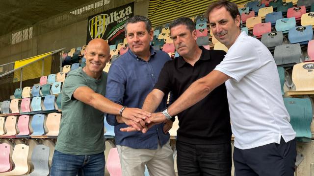 Santi Pérez, Joseba Núñez, Imanol de la Sota y Fernan Fernández, sellando ayer la continuidad del staff del baracaldés