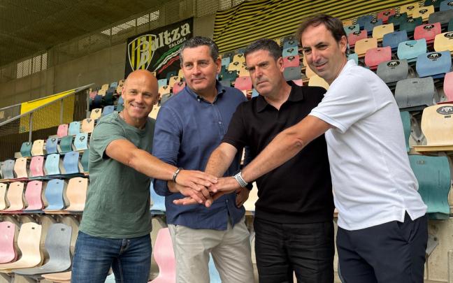 Santi Pérez, Joseba Núñez, Imanol de la Sota y Fernan Fernández, sellando ayer la continuidad del staff del baracaldés