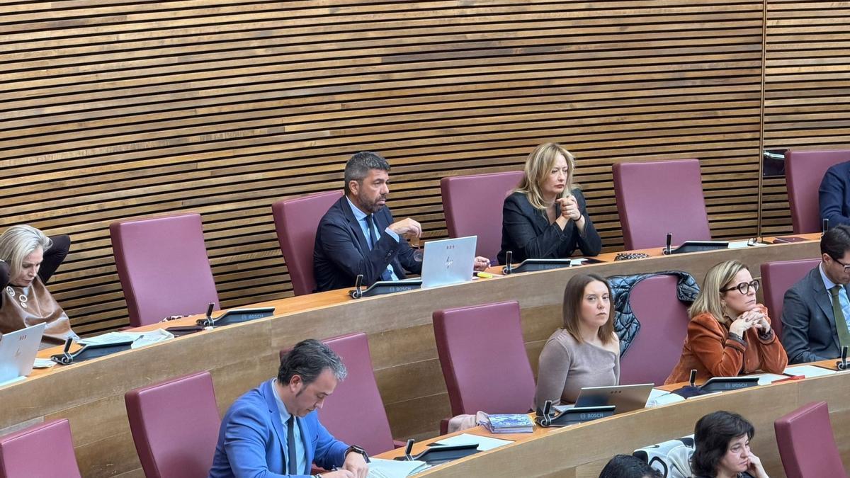 Mazón sentado en su escaño en la última fila de Les Corts