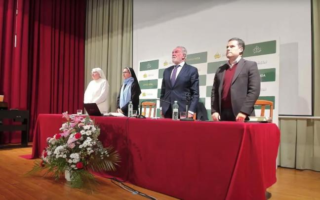 Mayor Oreja, de pie, escuchando el himno de España.