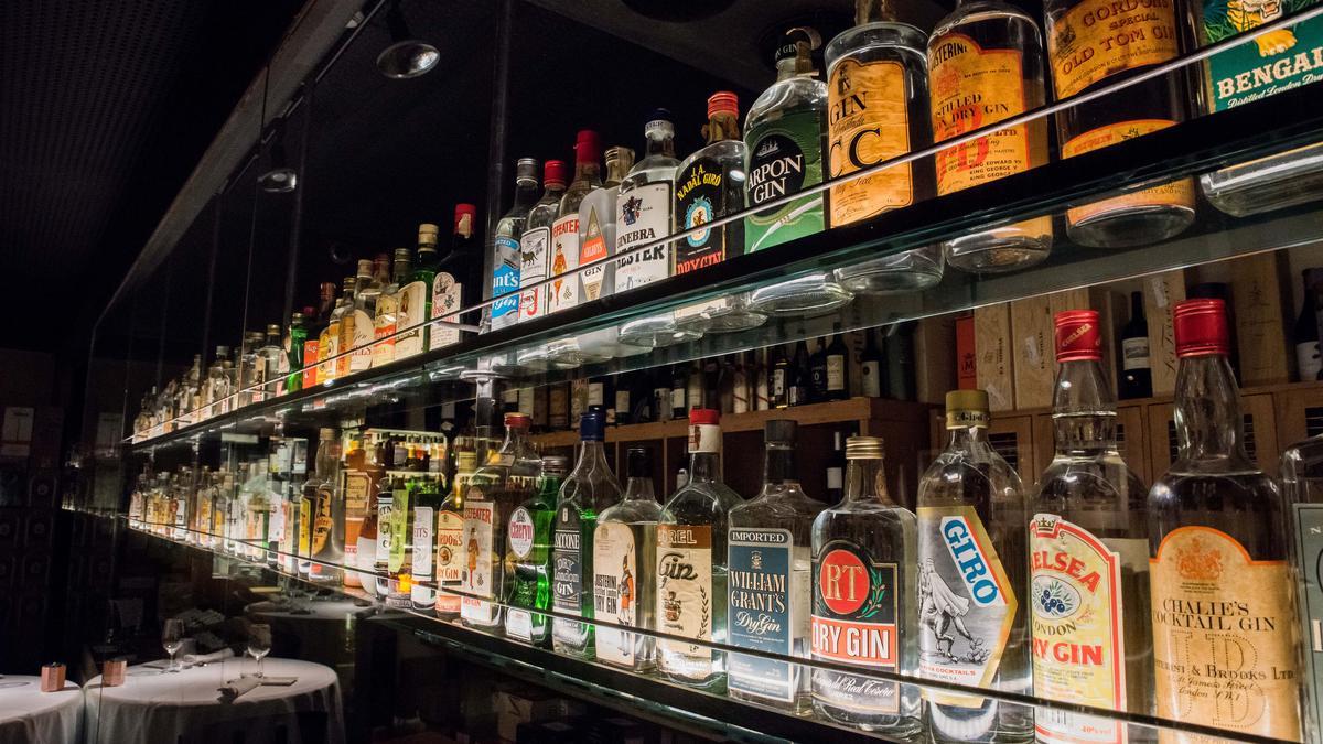 Detalle de las estanterías llenas de botellas.