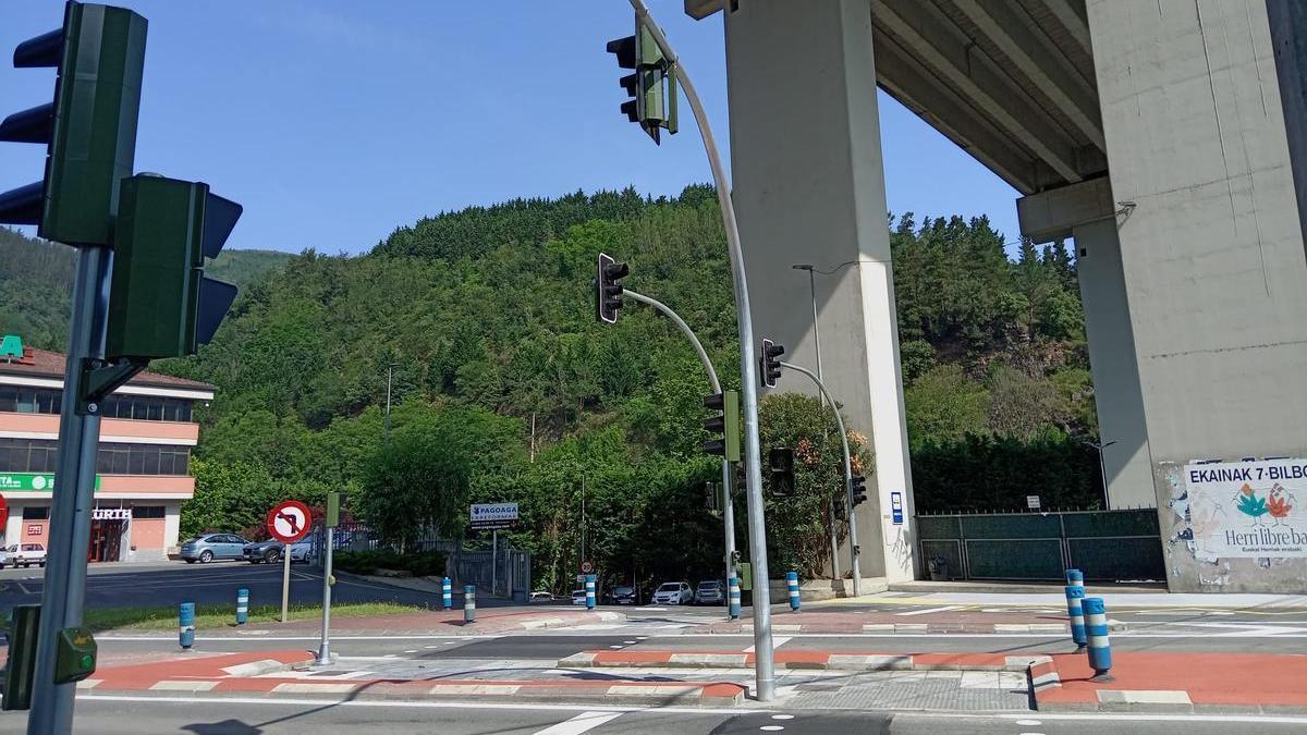 La nueva zona de paso ofrece garantías de seguridad a la hora de atravesar la calzada de la N-634.