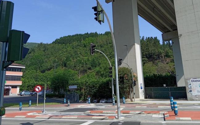 La nueva zona de paso ofrece garantías de seguridad a la hora de atravesar la calzada de la N-634. / Udala La nueva zona de paso ofrece garantías de seguridad a la hora de atravesar la calzada de la N-634.