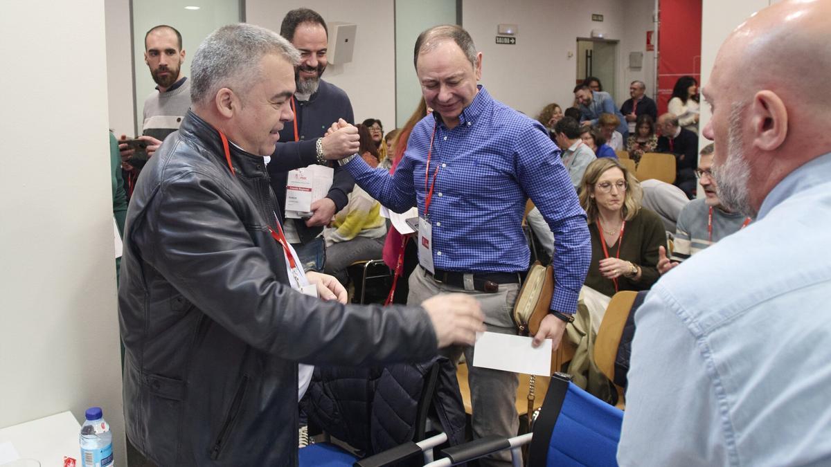 Santos Cerdán (i), entre los asistentes al Comité Regional de este sábado.