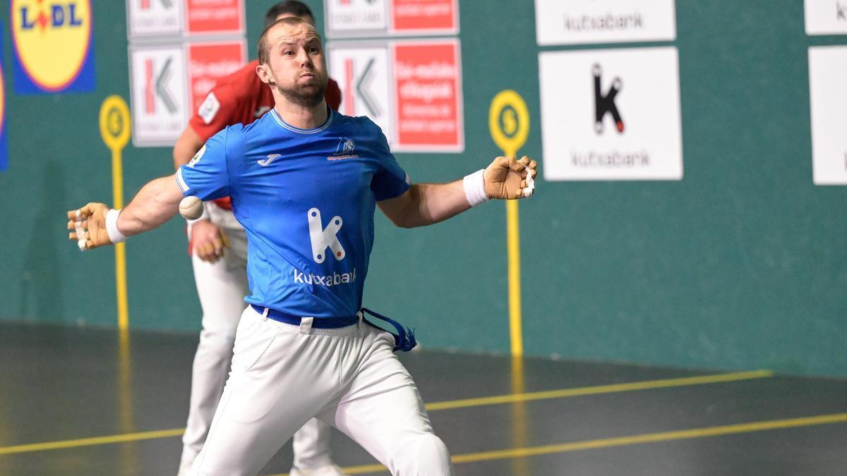 Elordi golpea la pelota ante la presencia de Jaka.