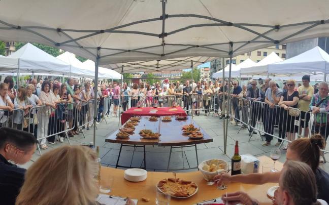 Foto de la primera edición del Concurso Internacional de Tortilla Irunesa, celebrado el pasado año durante los sanmarciales. / N.G. Foto de la primera edición del Concurso Internacional de Tortilla Irunesa, celebrado el pasado año durante los sanmarciales.