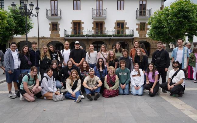 Participantes en el programa 'Ateak Ireki' en Lazkao.