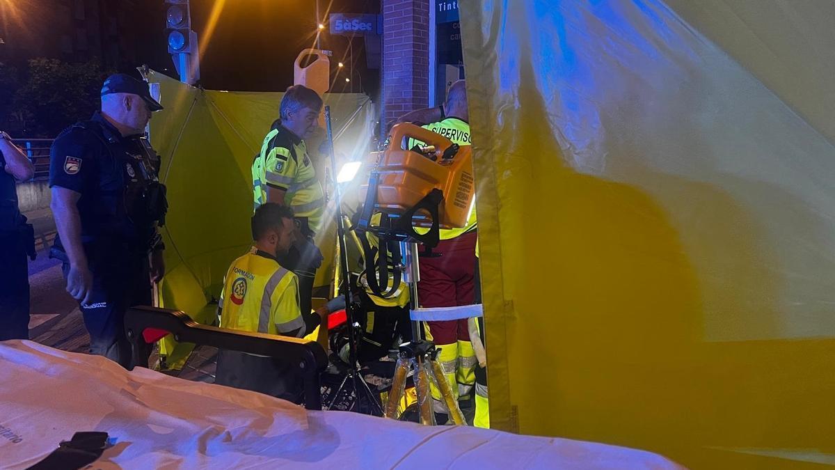 Intervención de los servicios de emergencias a un joven de 21 años herido por arma de fuego en Madrid