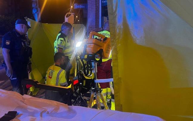 Intervención de los servicios de emergencias a un joven de 21 años herido por arma de fuego en Madrid
