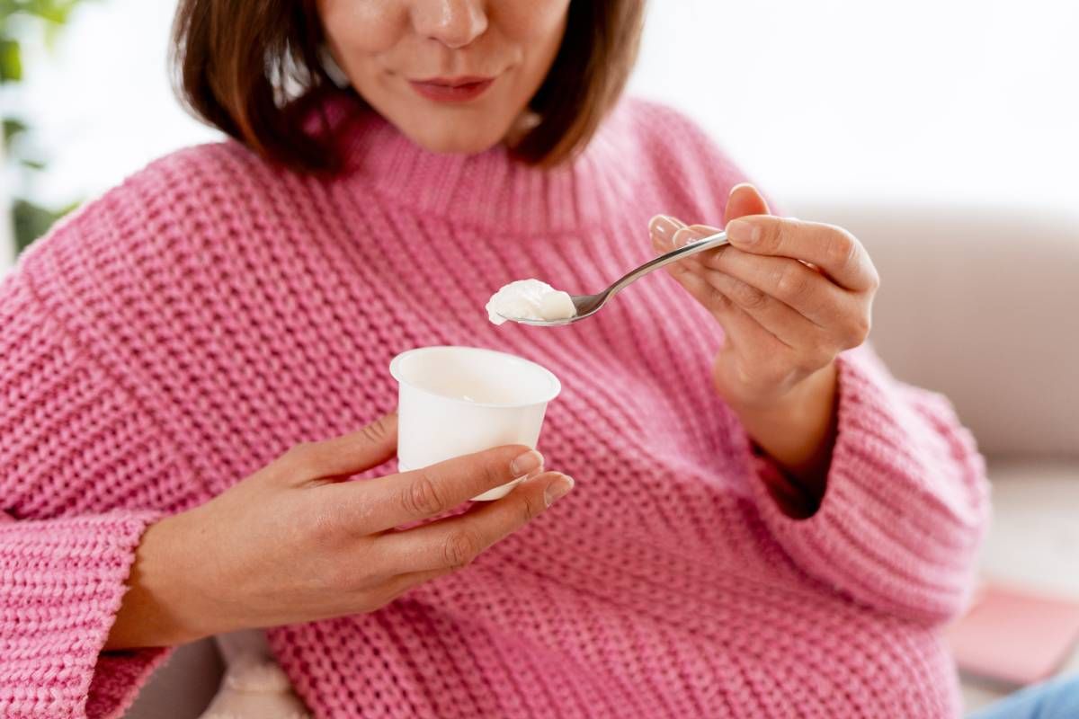 Mujer come un yogur.