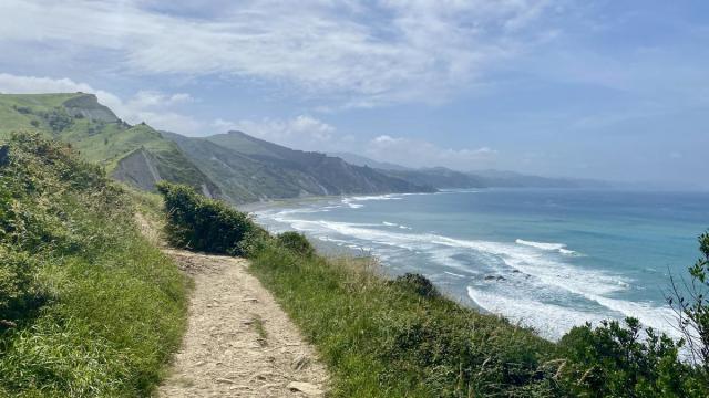 Vista del litoral del Geoparque de la Costa Vasca desde el camino entre Algorri y Elorriaga.